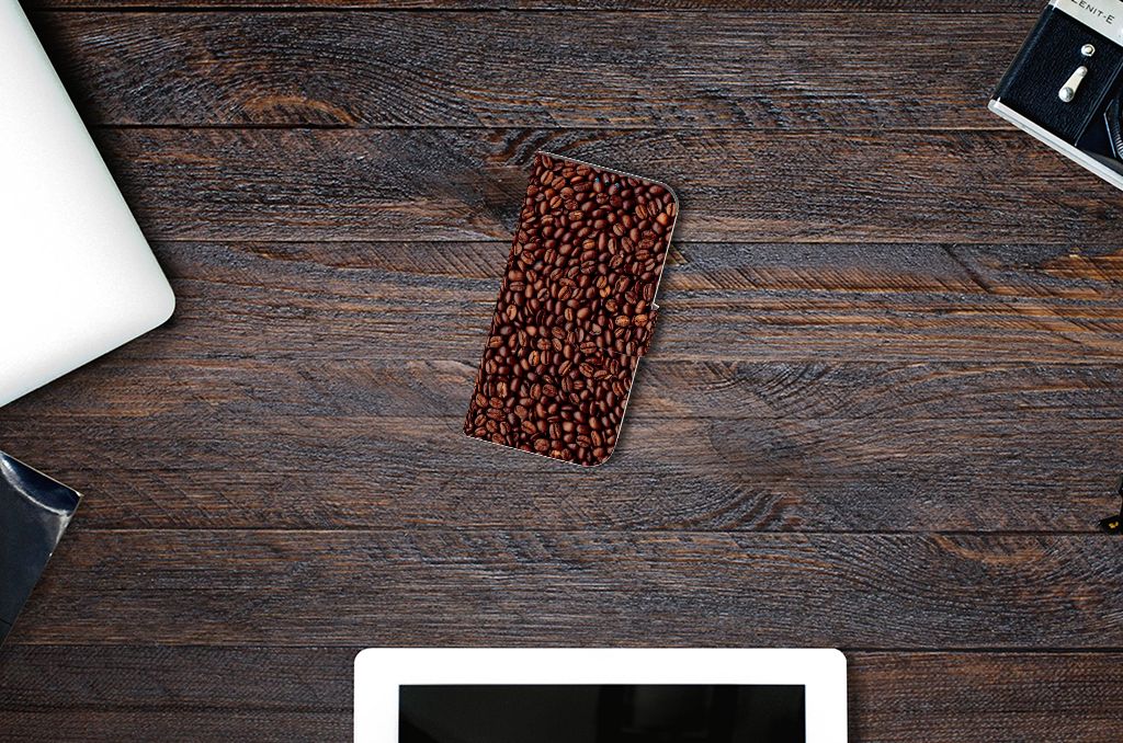 iPhone 14 Pro Book Cover Koffiebonen op een houten tafel. Perfect voor koffieliefhebbers ☕.