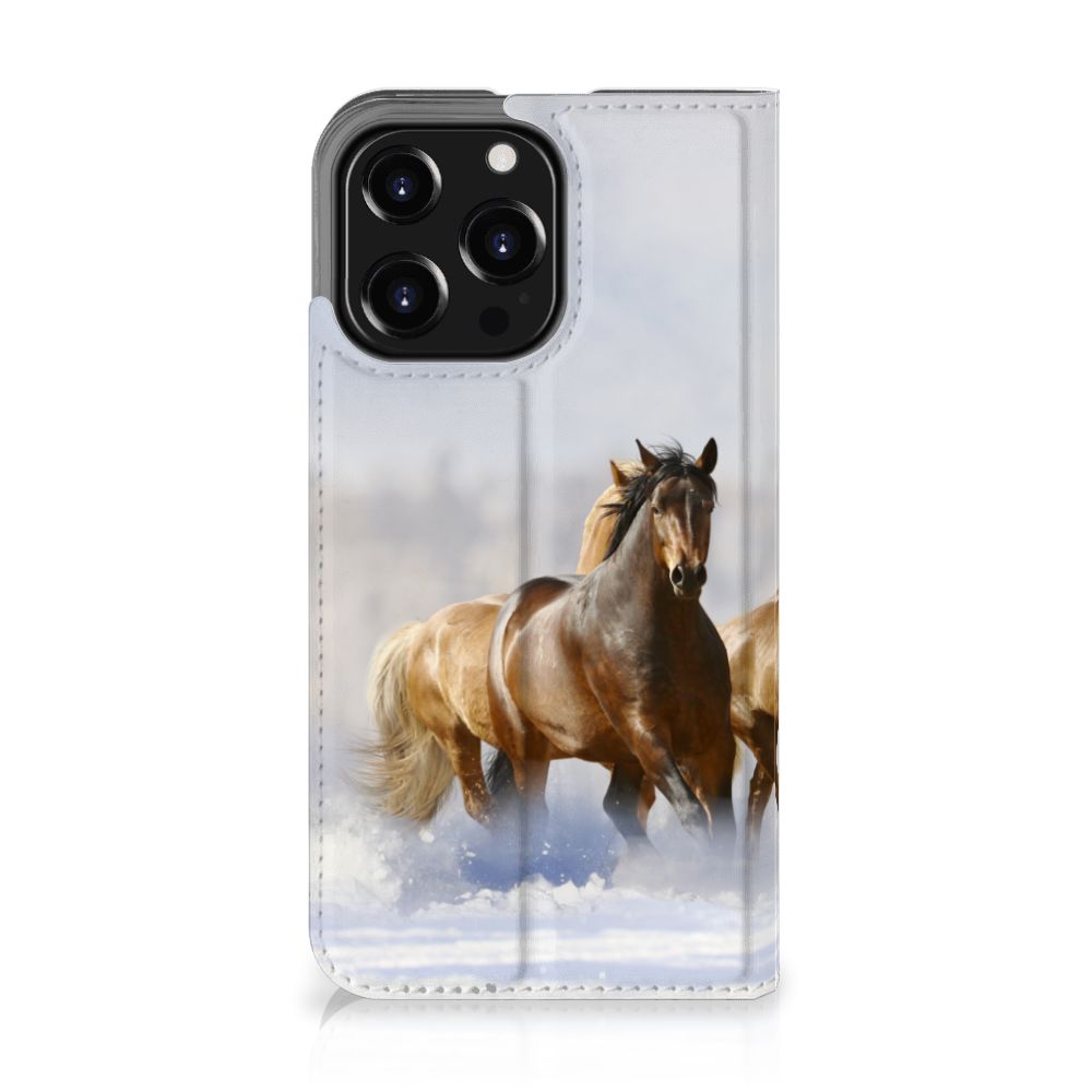 iPhone 13 Pro Hoesje maken Paarden met een ontwerp van paarden in een winterlandschap.