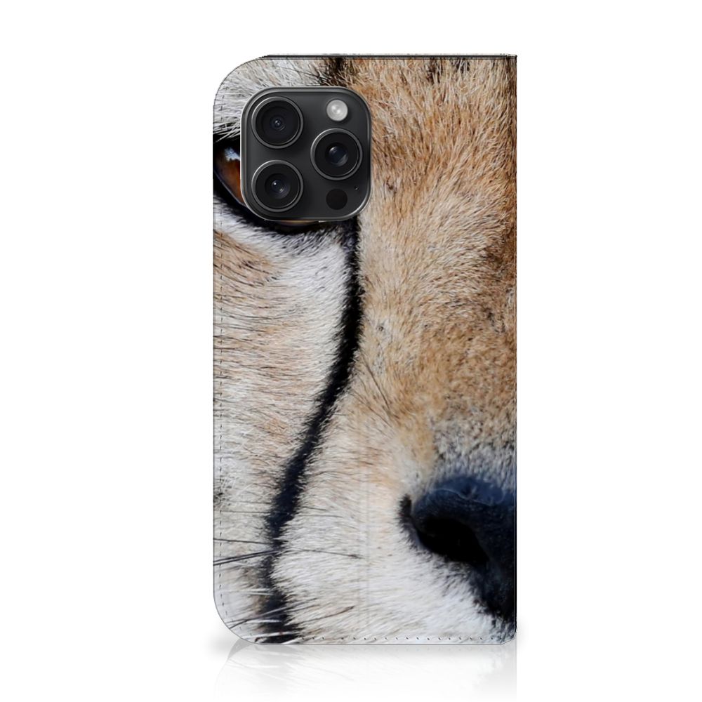 iPhone 15 Pro Max Hoesje maken Cheetah, close-up van een jachtluipaard op een stand case.