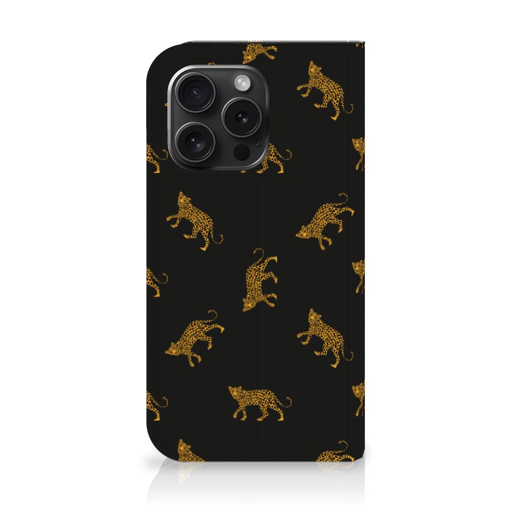 Hoesje maken voor iPhone 15 Pro Leopards met goudkleurige luipaardenprint 🐆 op zwarte achtergrond.