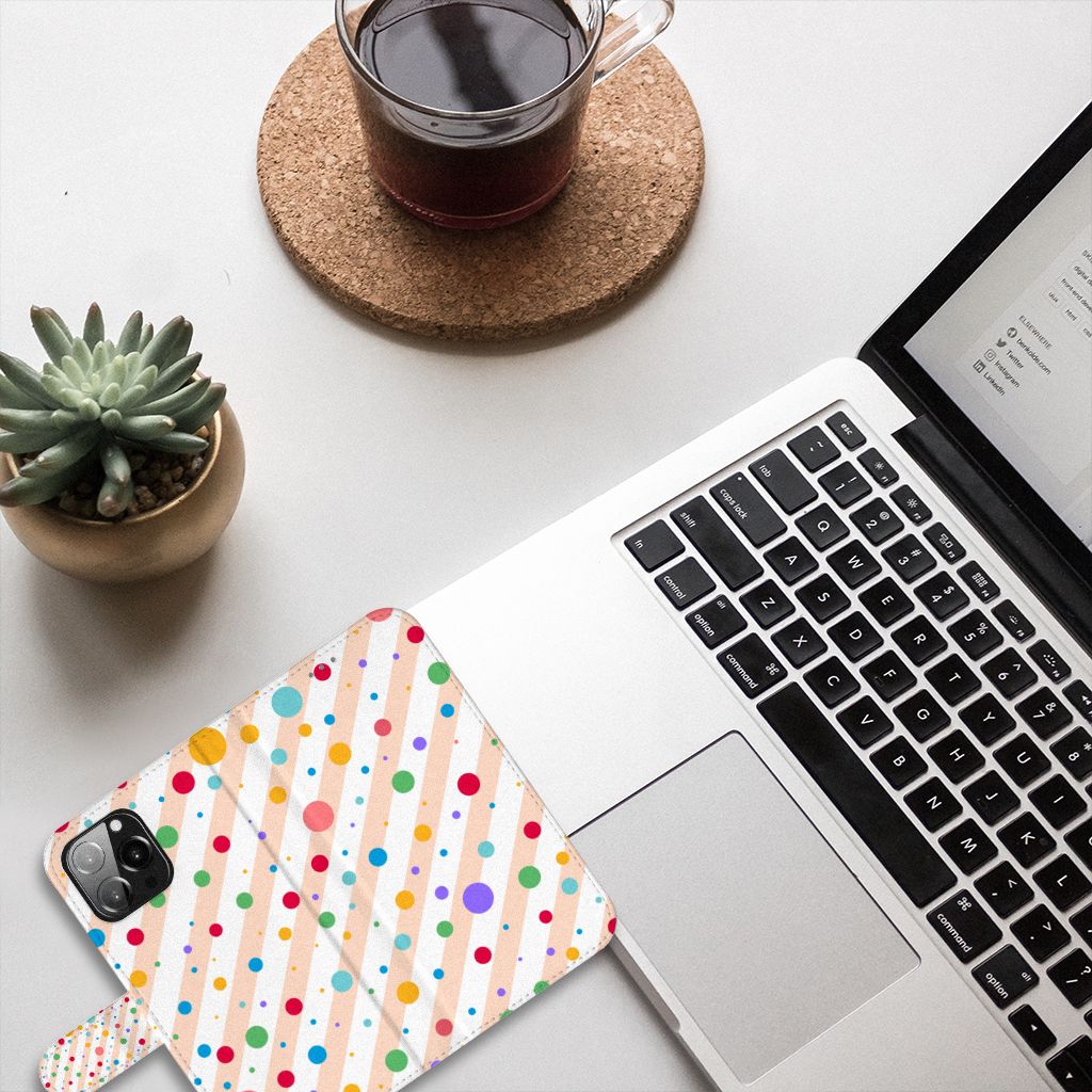 iPhone 13 Pro Max Telefoon Hoesje Dots op een bureau met een laptop en een kop koffie ☕