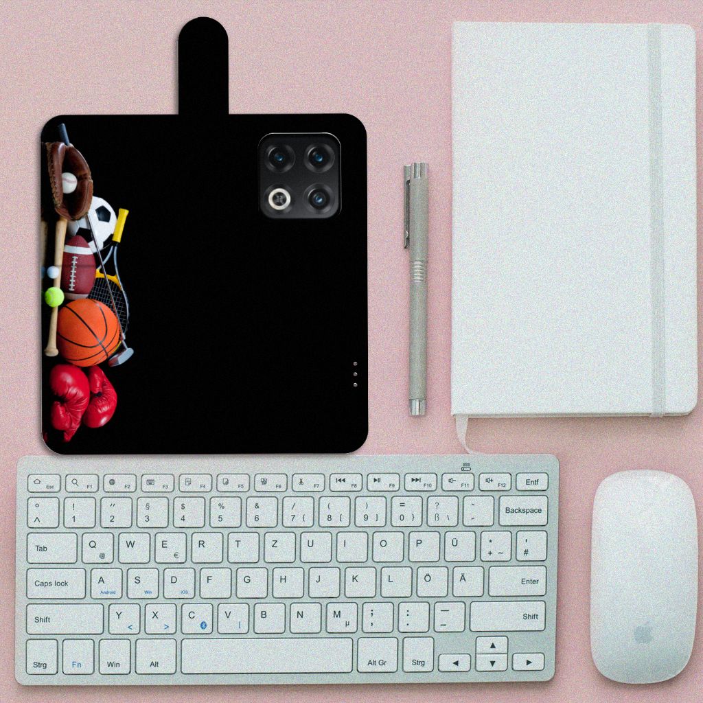 OnePlus 10 Pro Wallet Case met Pasjes Sports met sportafbeeldingen op een bureau.