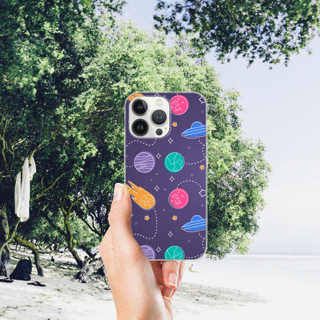 iPhone 13 Pro Max Silicone Back Cover Space met kleurrijke planeten en schotels 🌌 op een strand.