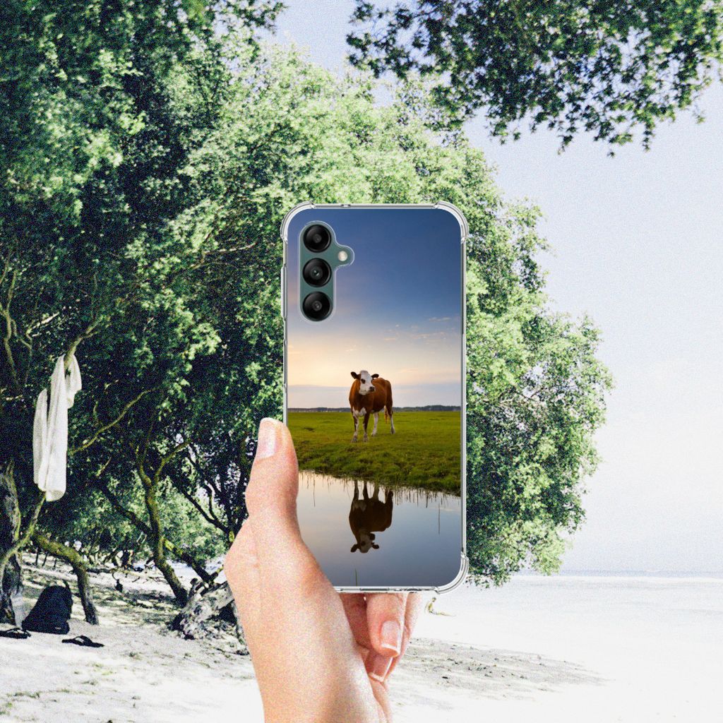 Samsung Galaxy A14 5G/4G Case Anti-shock Koe met koe in een veld reflecterend in water.