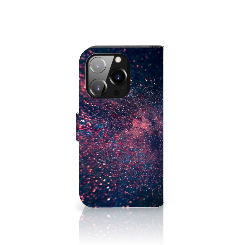 iPhone 14 Pro Book Case Stars met een kunstzinnig design van paarse en blauwe kleuren op een zwarte achtergrond.