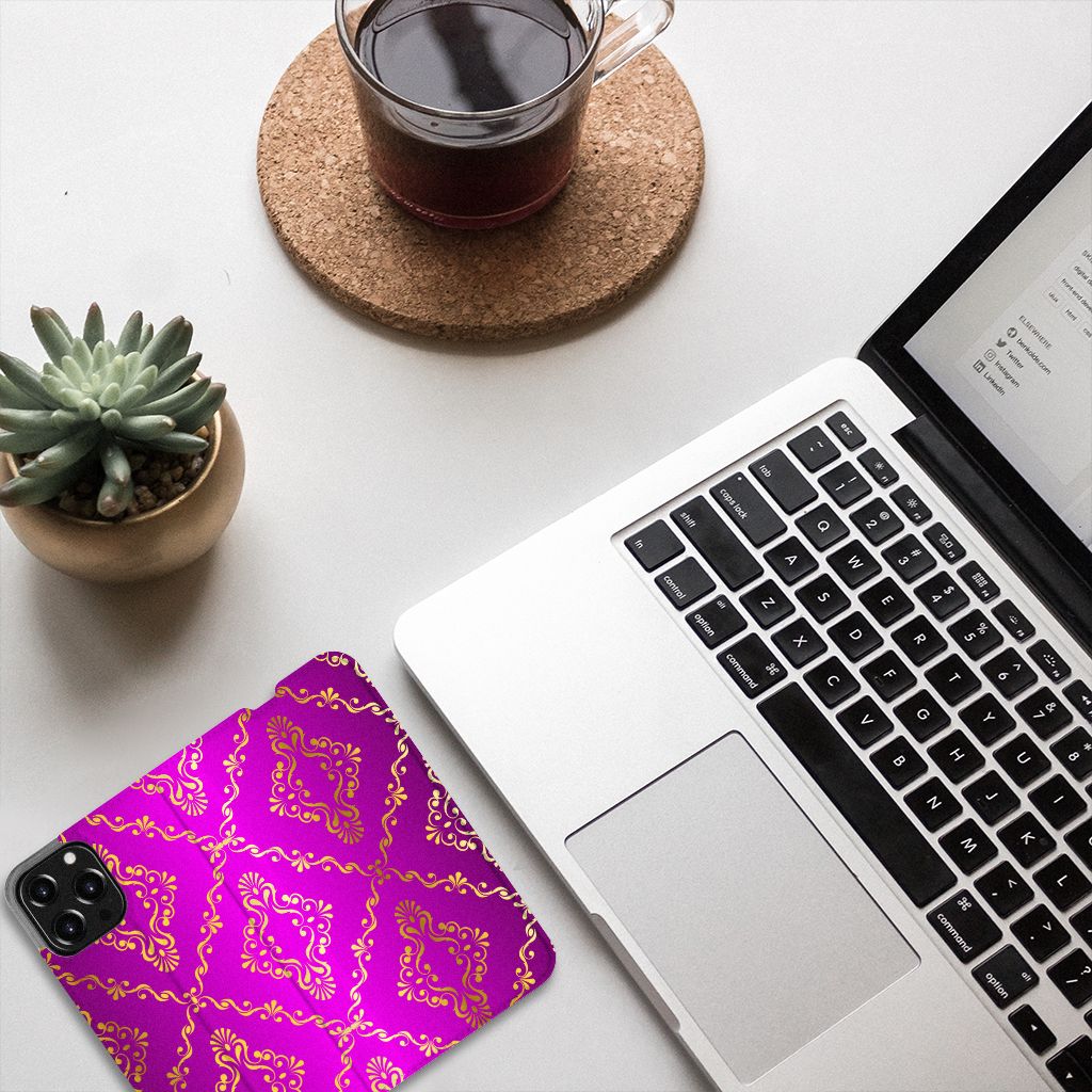 Telefoon Hoesje iPhone 13 Pro Max Barok Roze op bureau met laptop en zwarte koffie ☕