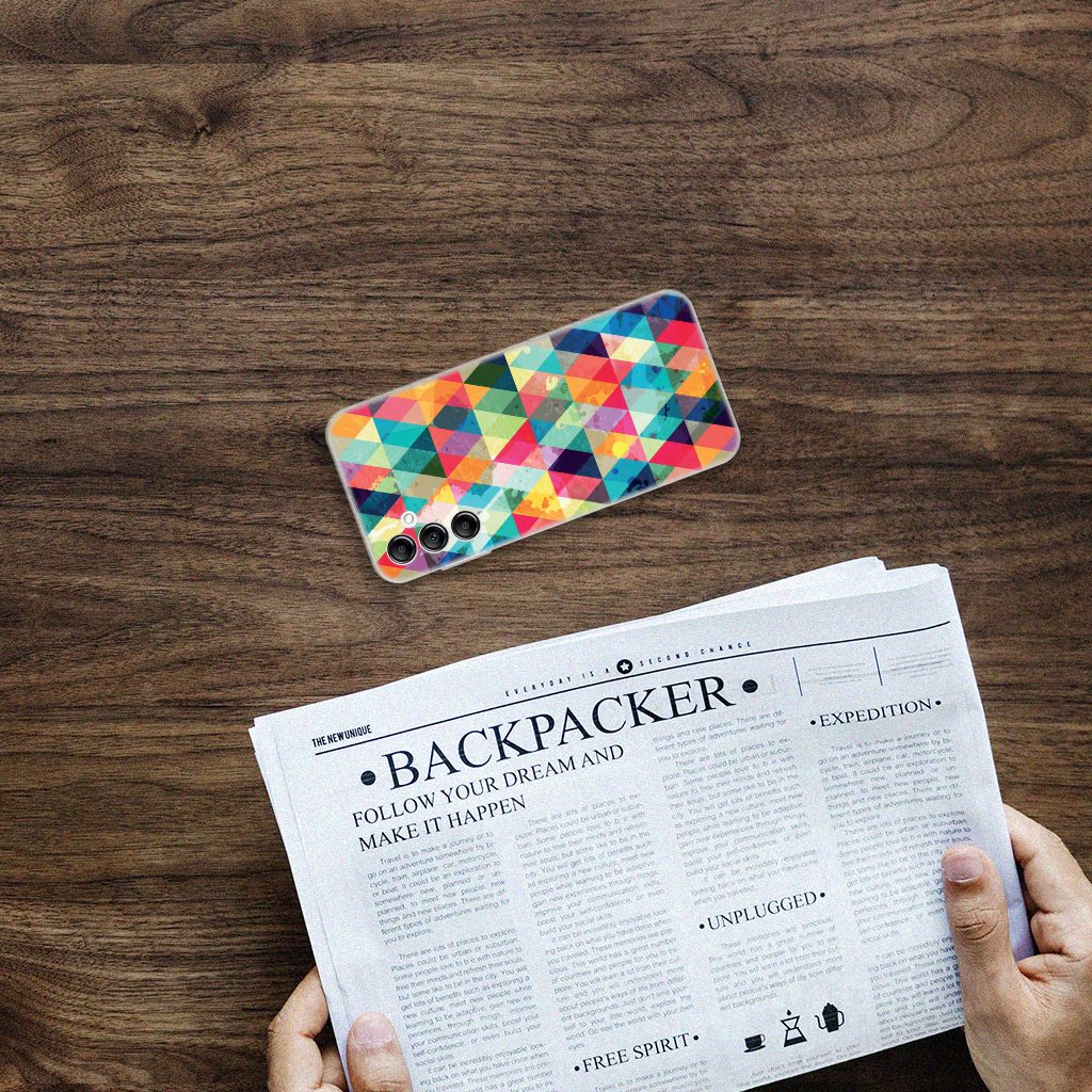 Samsung Galaxy A14 5G TPU bumper Geruit met kleurrijk geometrisch ontwerp op een houten tafel.