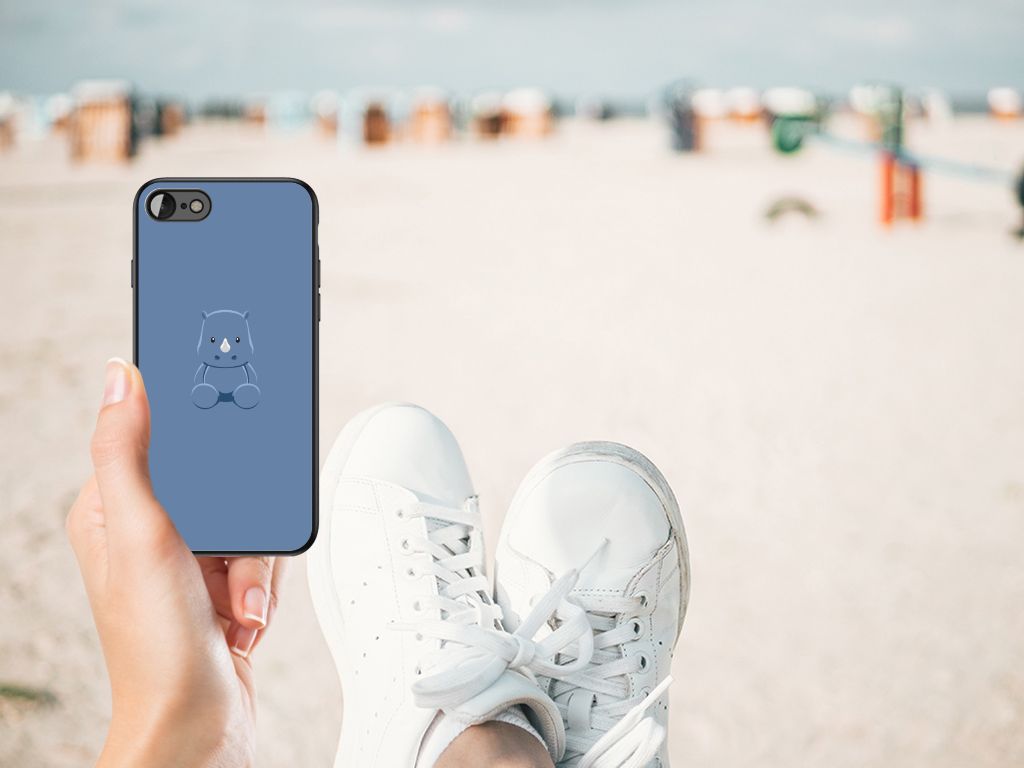 iPhone SE 2022 | SE 2020 | 7/8 Hoesje Baby Rhino met schattige illustratie in handen op het strand.