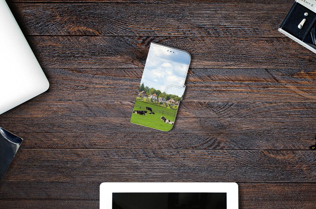 iPhone 14 Pro Telefoonhoesje met Pasjes Koeien op een houten bureau met grazende koeien 🌾.