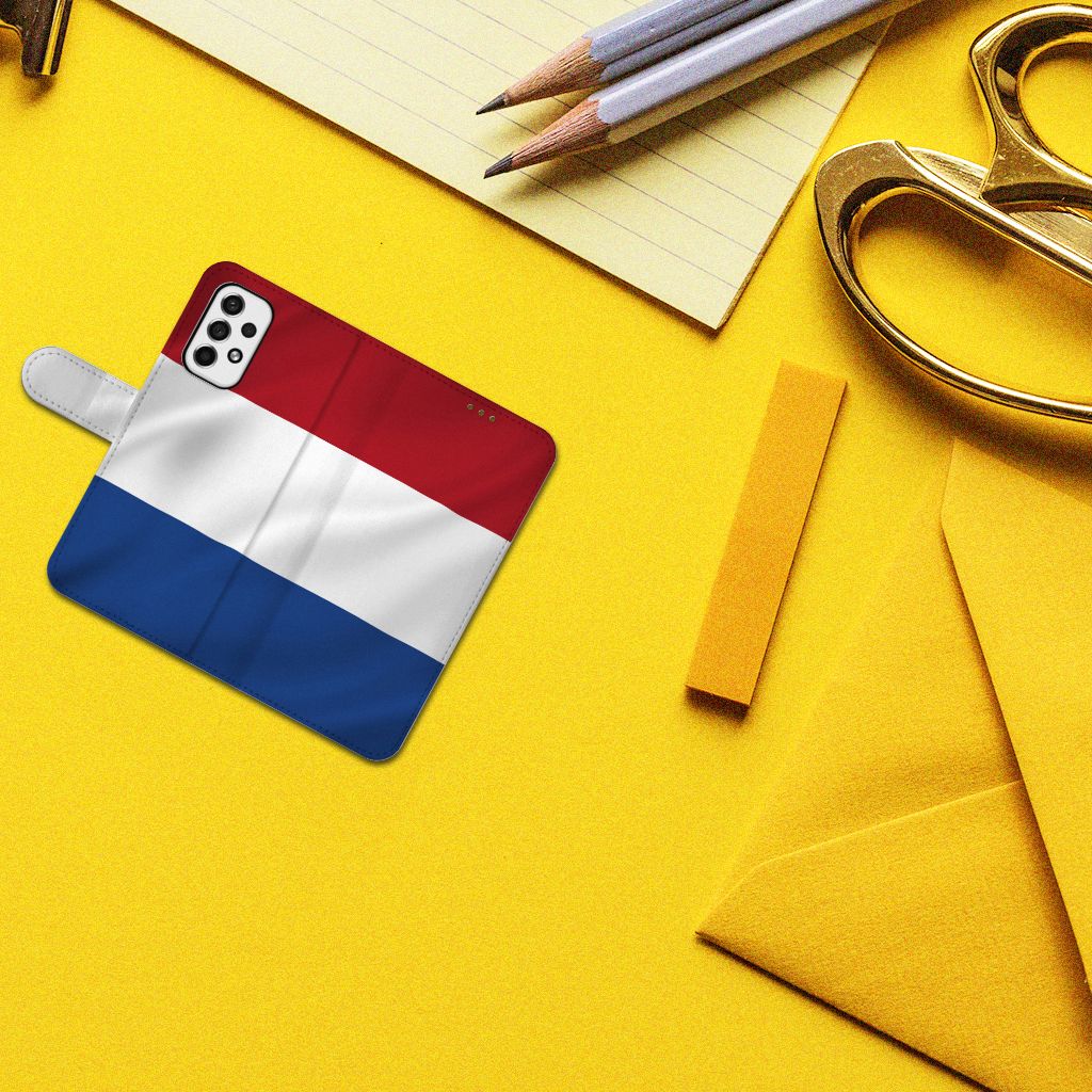 Samsung Galaxy A53 Bookstyle Case Nederlandse Vlag op een gele achtergrond met kantoorbenodigdheden.