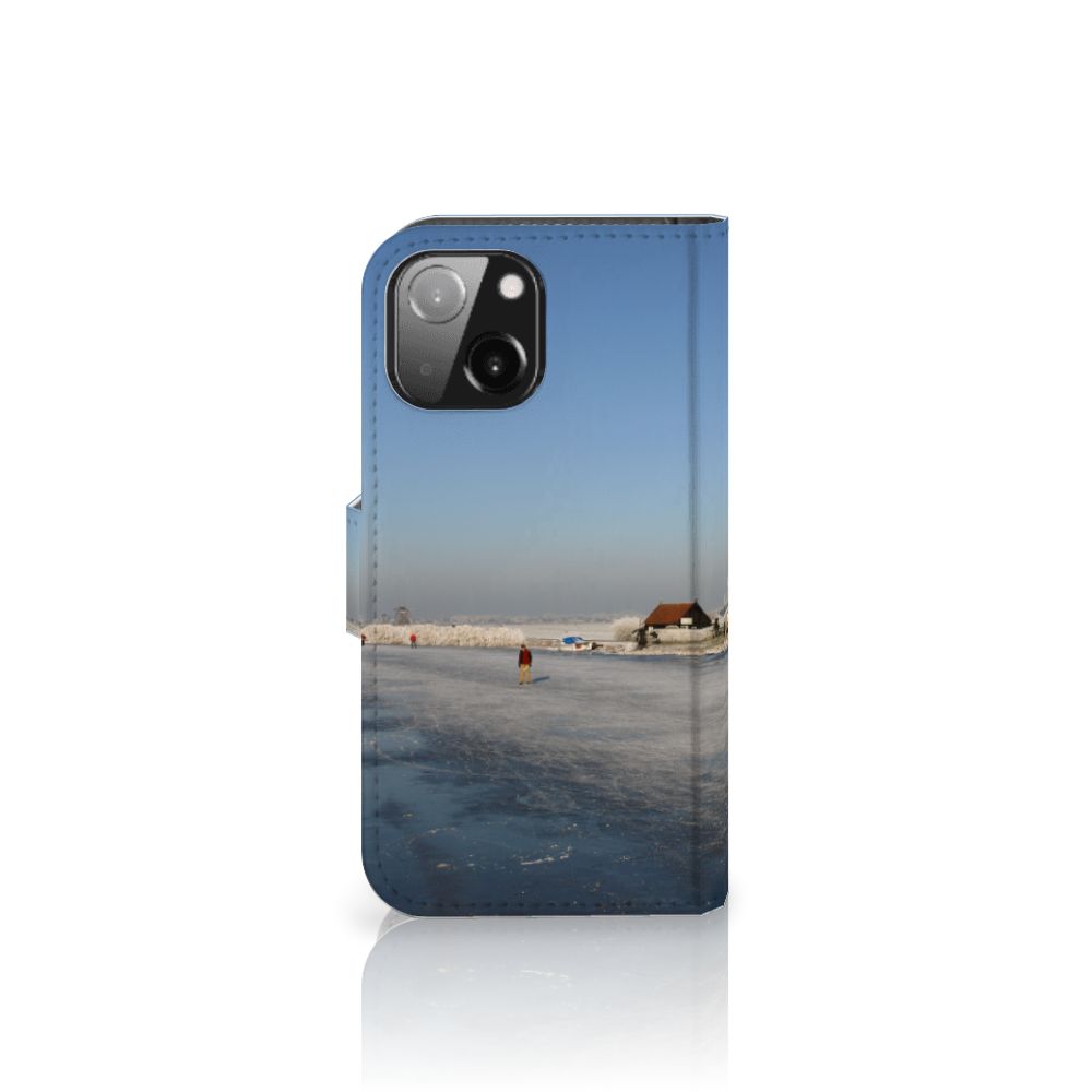 iPhone 13 Mini Flip Cover Schaatsers met een afbeelding van schaatsers op het ijs en een mooi winterlandschap.