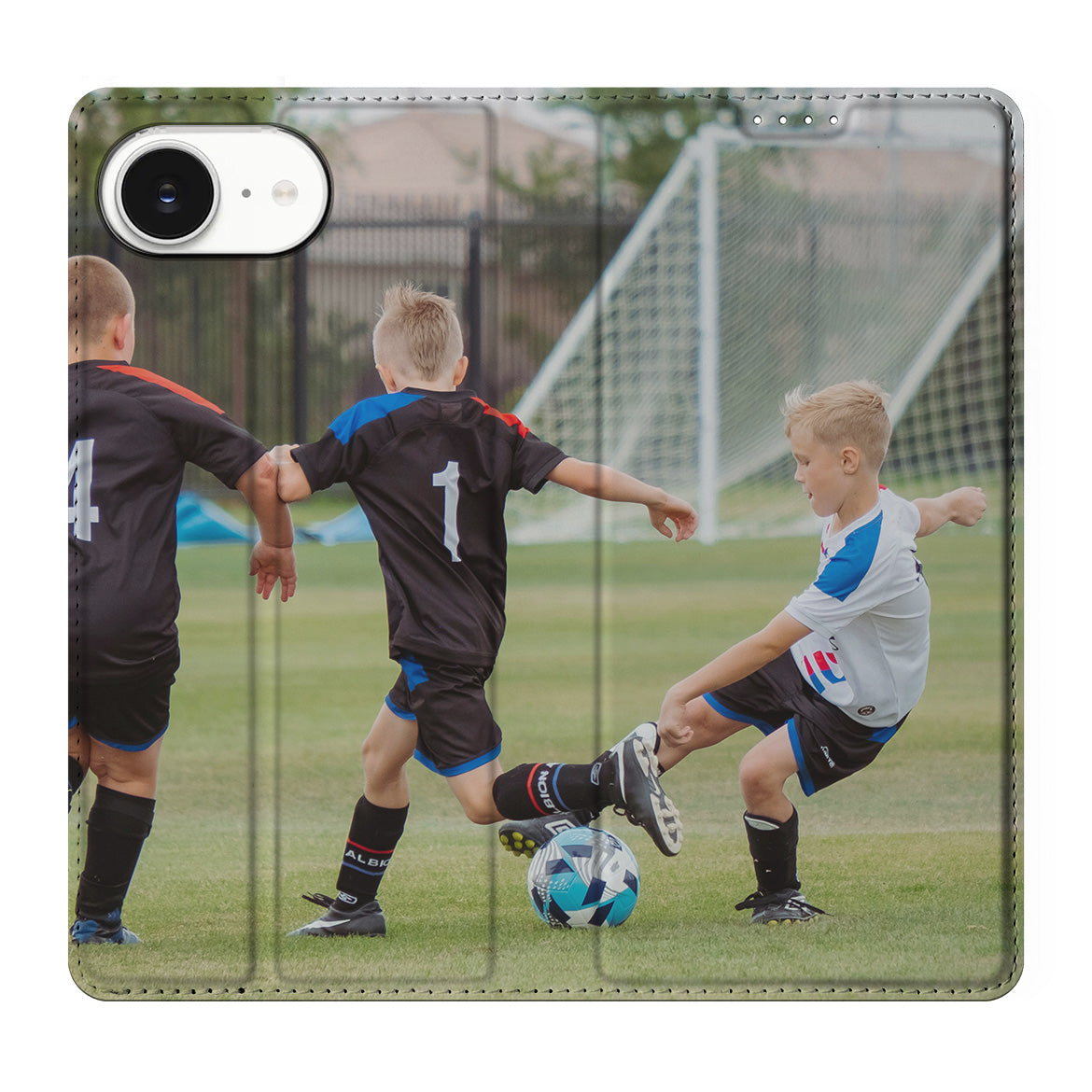 Gepersonaliseerd Stand Case Hoesje voor iPhone 16e met voetbalmotief en jongens die spelen.