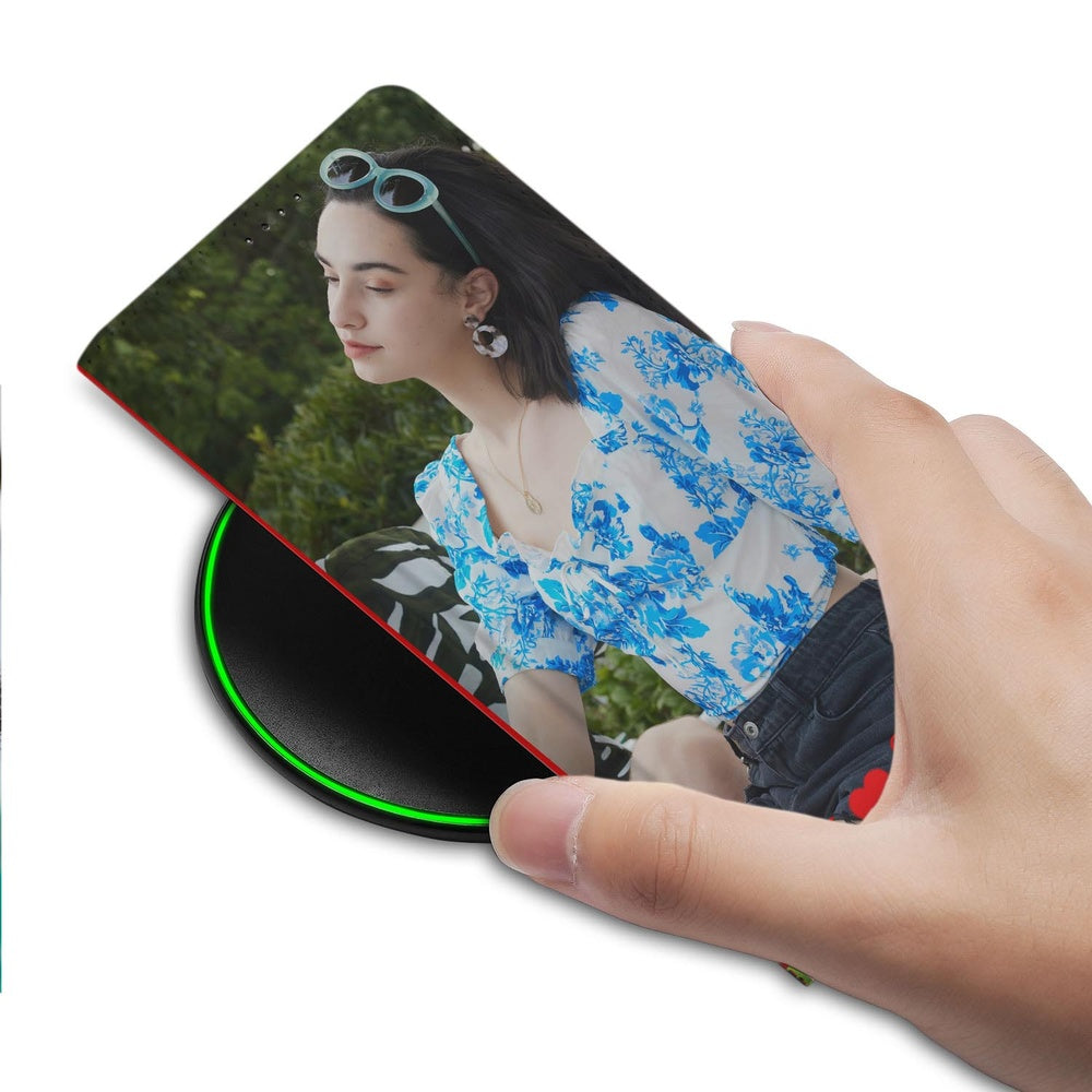 Samsung Galaxy S26 Stand Case Hoesje Maken met Foto Slim & Draadloos Laden detail van hoesje met foto op draadloze oplader.