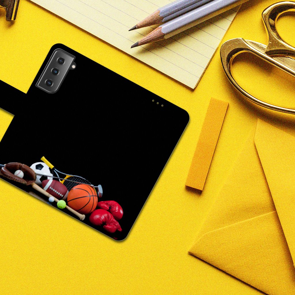 Samsung Galaxy S21 Wallet Case met Pasjes Sports met sportuitrusting op een gele tafel