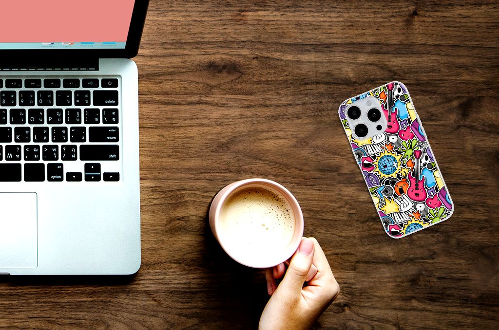 iPhone 15 Pro Silicone Back Cover Punk Rock met kleurrijk ontwerp naast een laptop en een kopje koffie