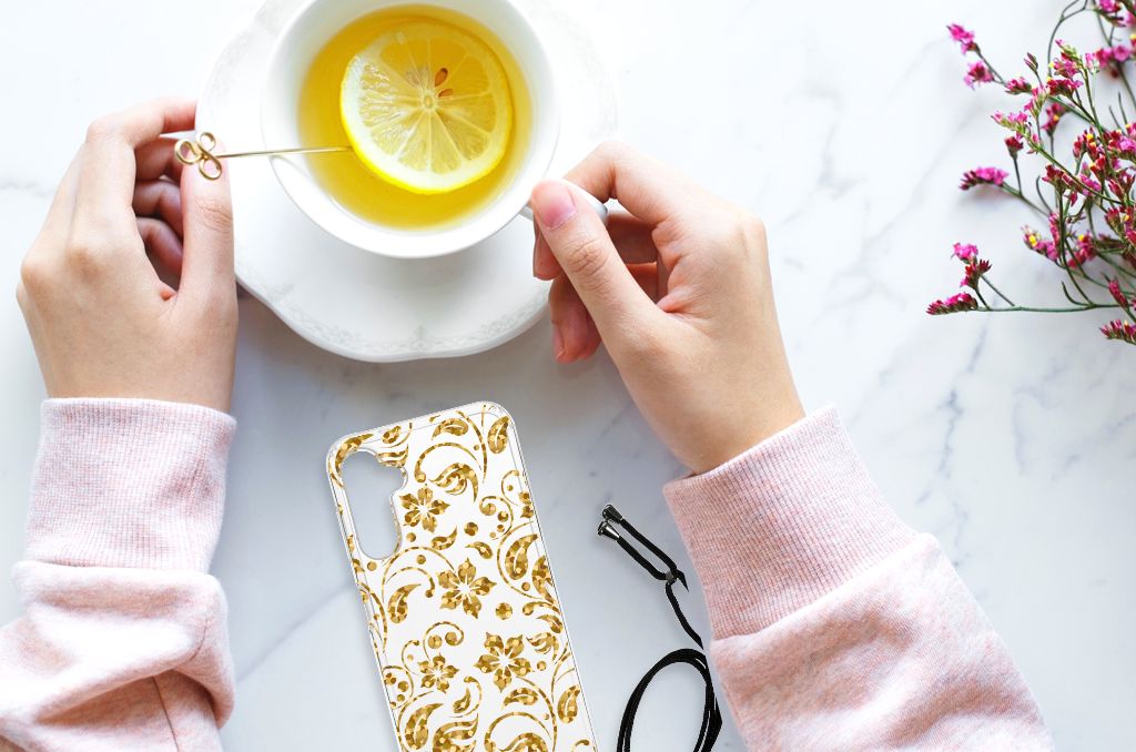 Samsung Galaxy A14 5G Case Gouden Bloemen met gouden bloemen design op een tafel met thee.
