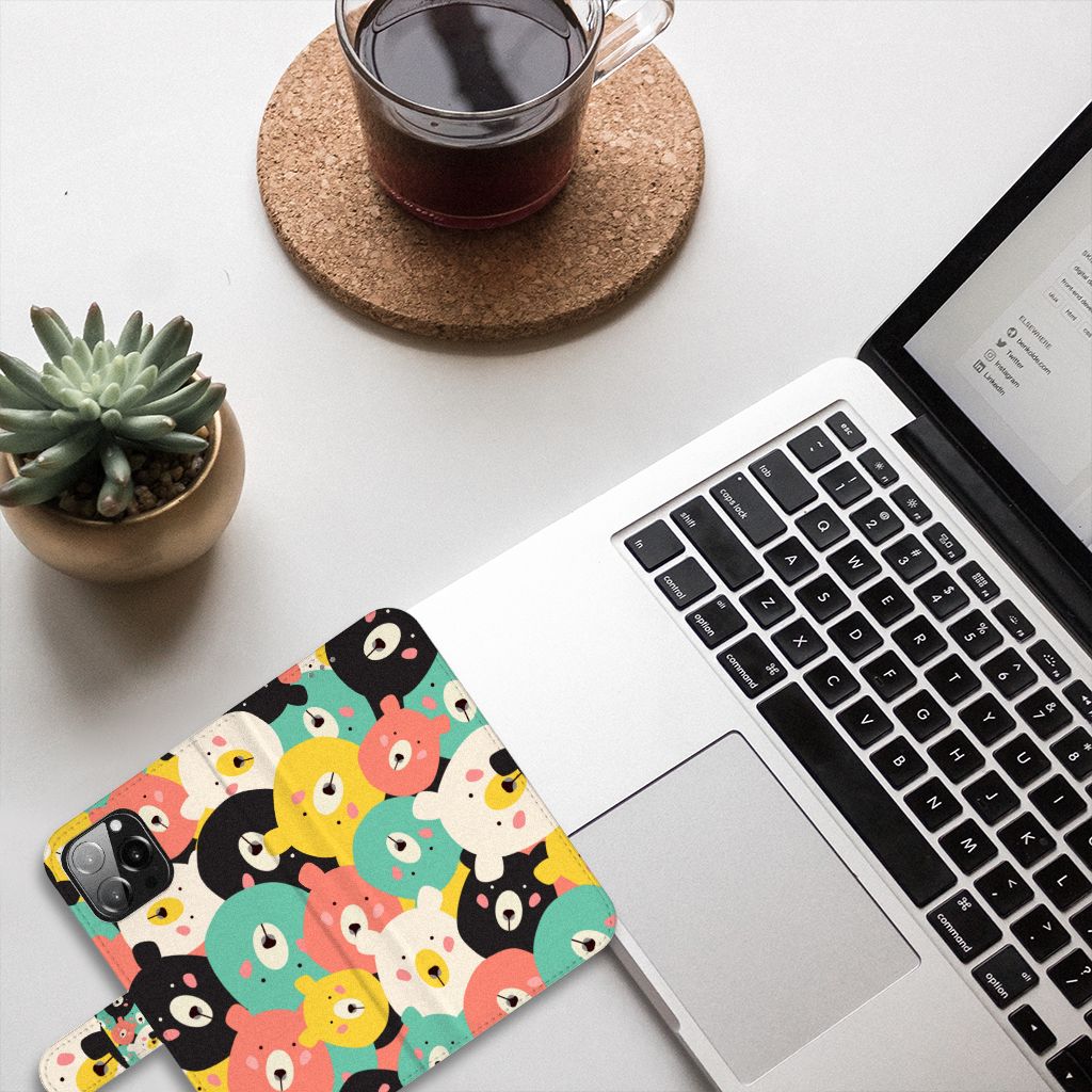 Leuk, kleurrijk ontwerp van het iPhone 13 Pro Max Leuk Hoesje Bears met knuffelige beertjes 🐻 op bureau.