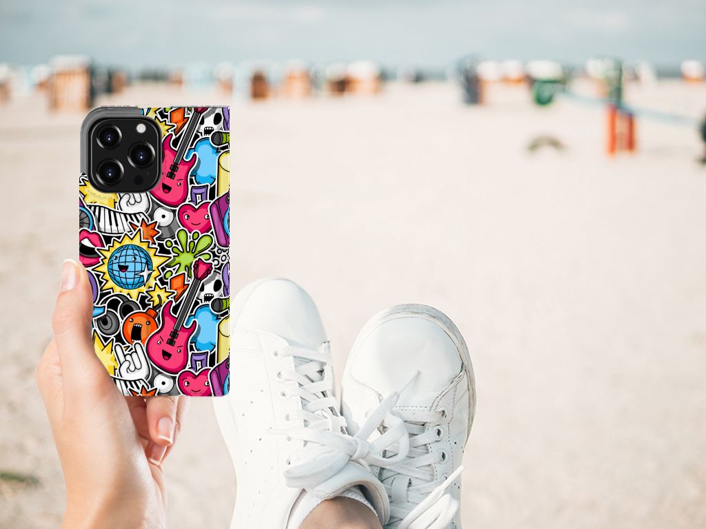 iPhone 13 Pro Hippe Standcase Punk Rock met kleurrijke muziekelementen en vrolijke ontwerpen op het strand.