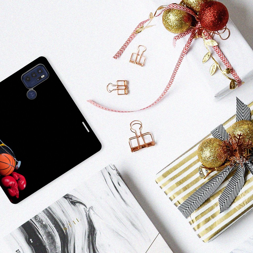 Motorola Moto G60s Hippe Standcase Sports met basketbal ontwerp op een witte tafel tussen kerstversieringen.