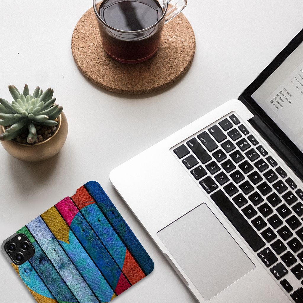 iPhone 13 Pro Max Book Wallet Case Wood Heart - Cadeau voor je Vriend op een bureau met een laptop en een kopje koffie.