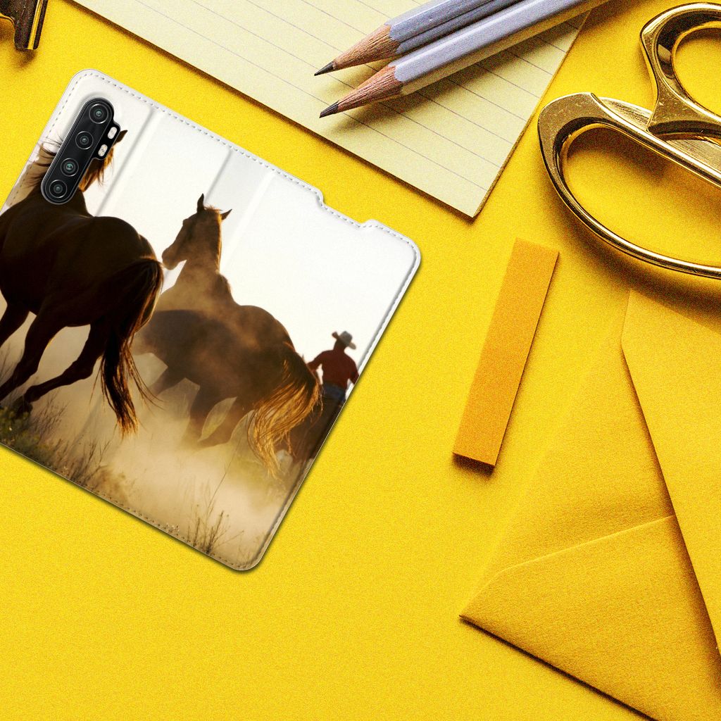 Xiaomi Mi Note 10 Lite Hoesje maken Design Cowboy met paarden op een gele achtergrond.