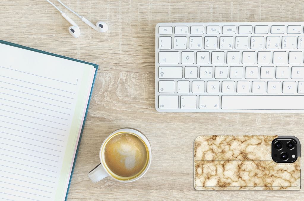 iPhone 13 Pro Max Standcase Marmer Goud met goud marmeren design op bureau met toetsenbord en koffie.