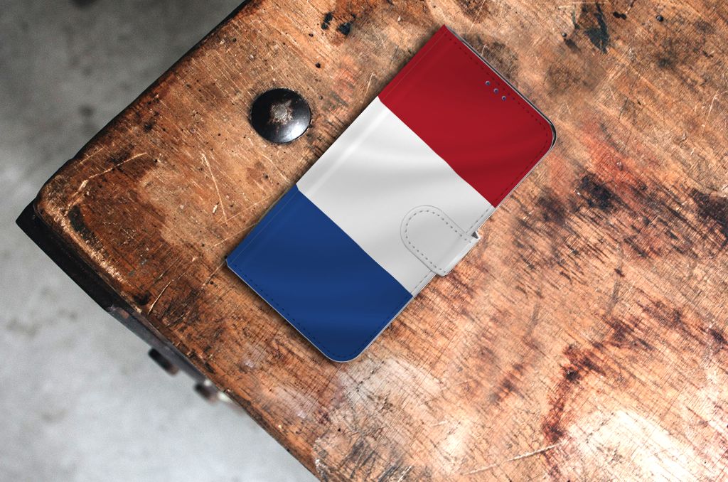 Nokia 5.4 Bookstyle Case Nederlandse Vlag op een houten tafel.