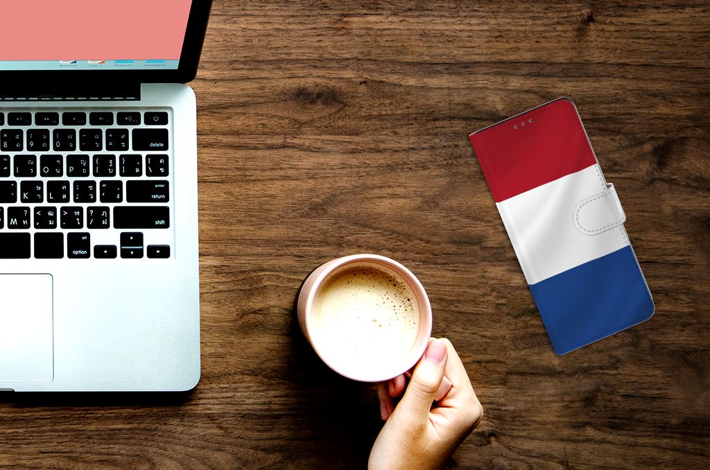 Sony Xperia 5II Bookstyle Case Nederlandse Vlag met laptop en koffie op houten tafel.