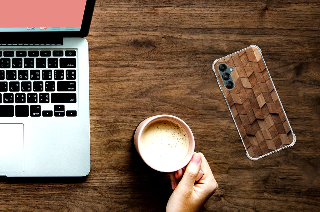 Stevig Telefoonhoesje voor Samsung Galaxy A14 5G/4G Wooden Cubes op bureau met laptop en kop koffie.