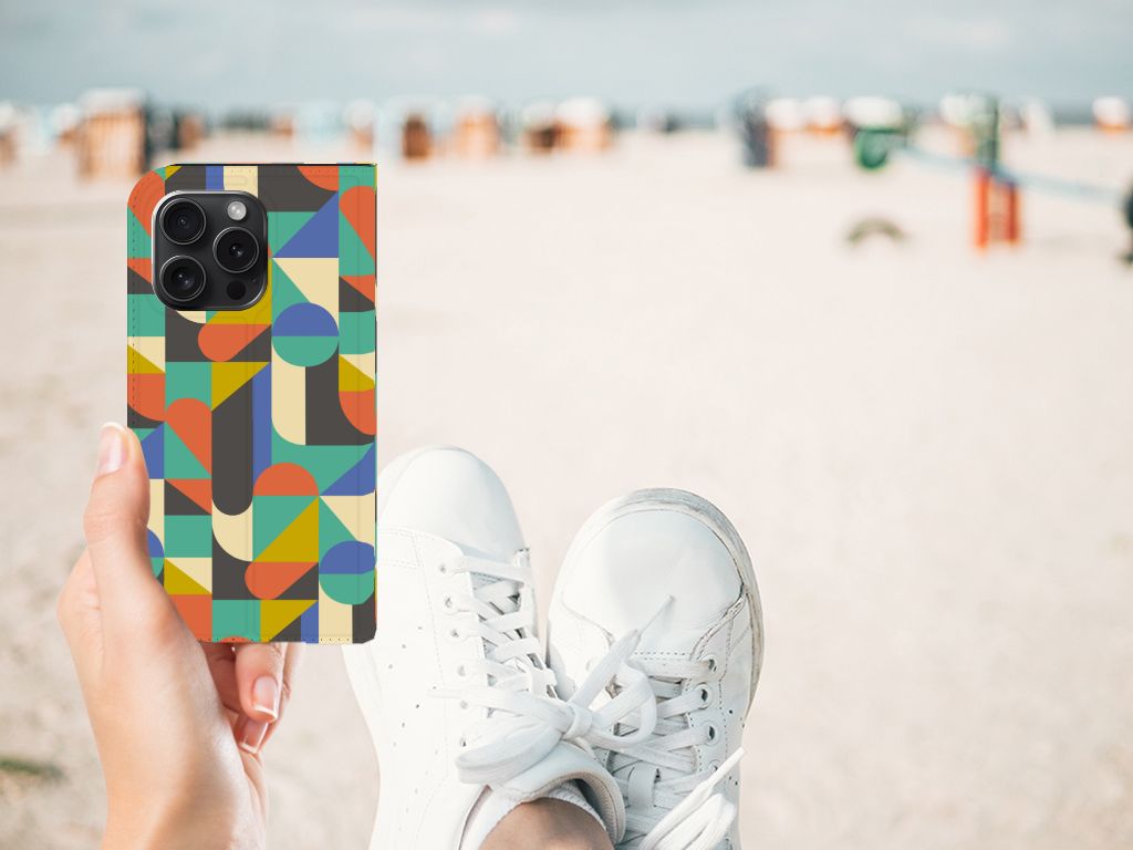 iPhone 15 Pro Hoesje met Magneet Funky Retro in kleurrijk patroon, perfect voor de creatieve geest. 🌈