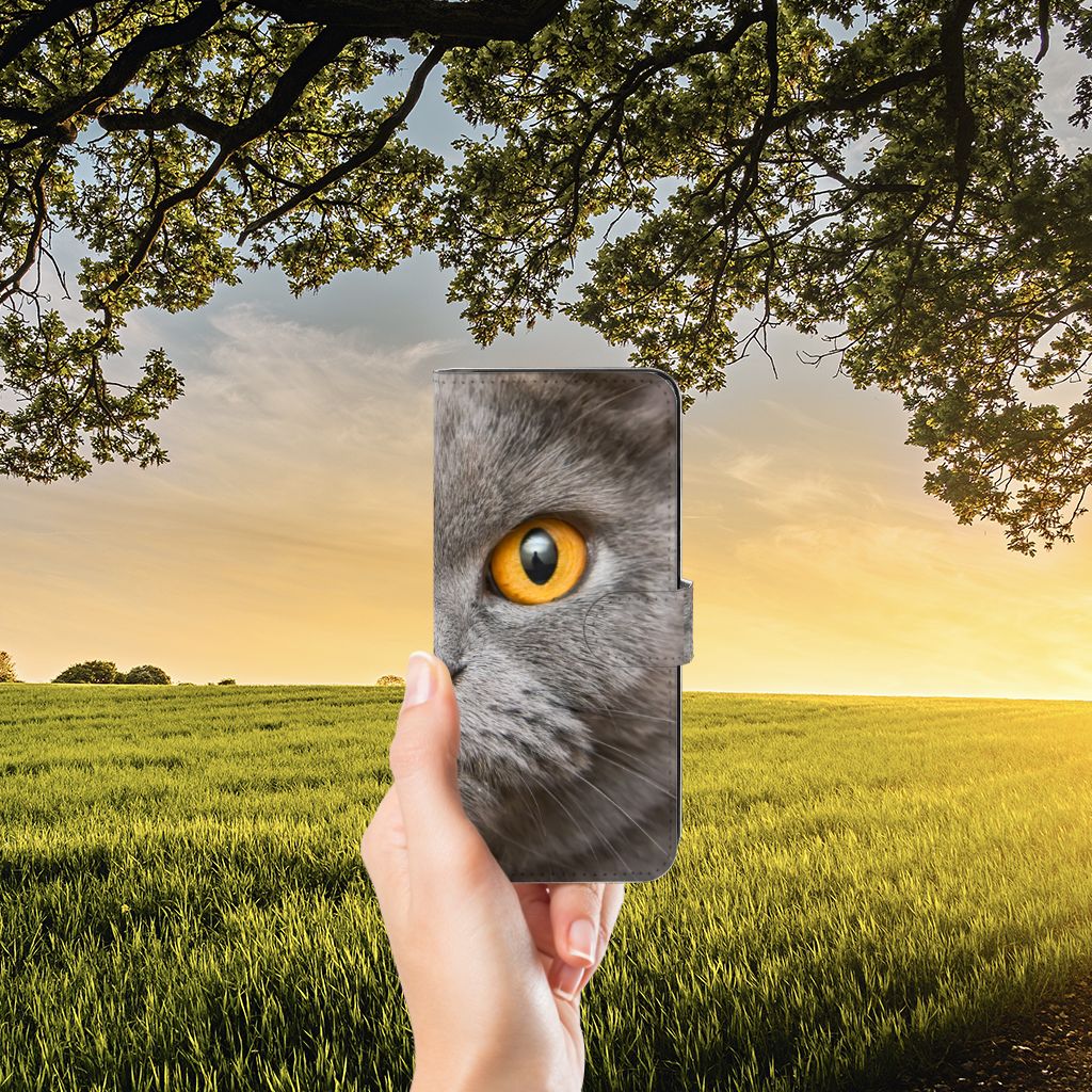 Telefoonhoesje met Pasjes Motorola Moto E22 | E22i Britse Korthaar in hand met grijze kat oog, natuurachtergrond.