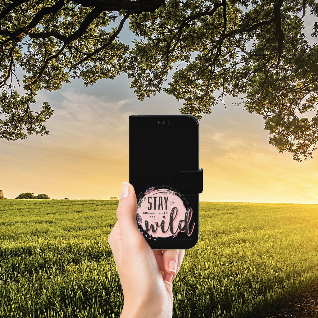 Apple iPhone 13 Leuk Hoesje Boho Stay Wild in hand, ideaal voor avontuur en stijl 🌿.