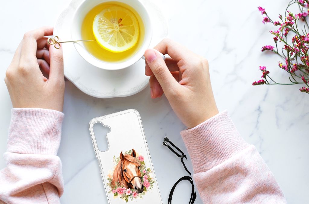 Case Anti-shock voor Samsung Galaxy A14 5G Paard in gebruik met een warme drank en bloemen.