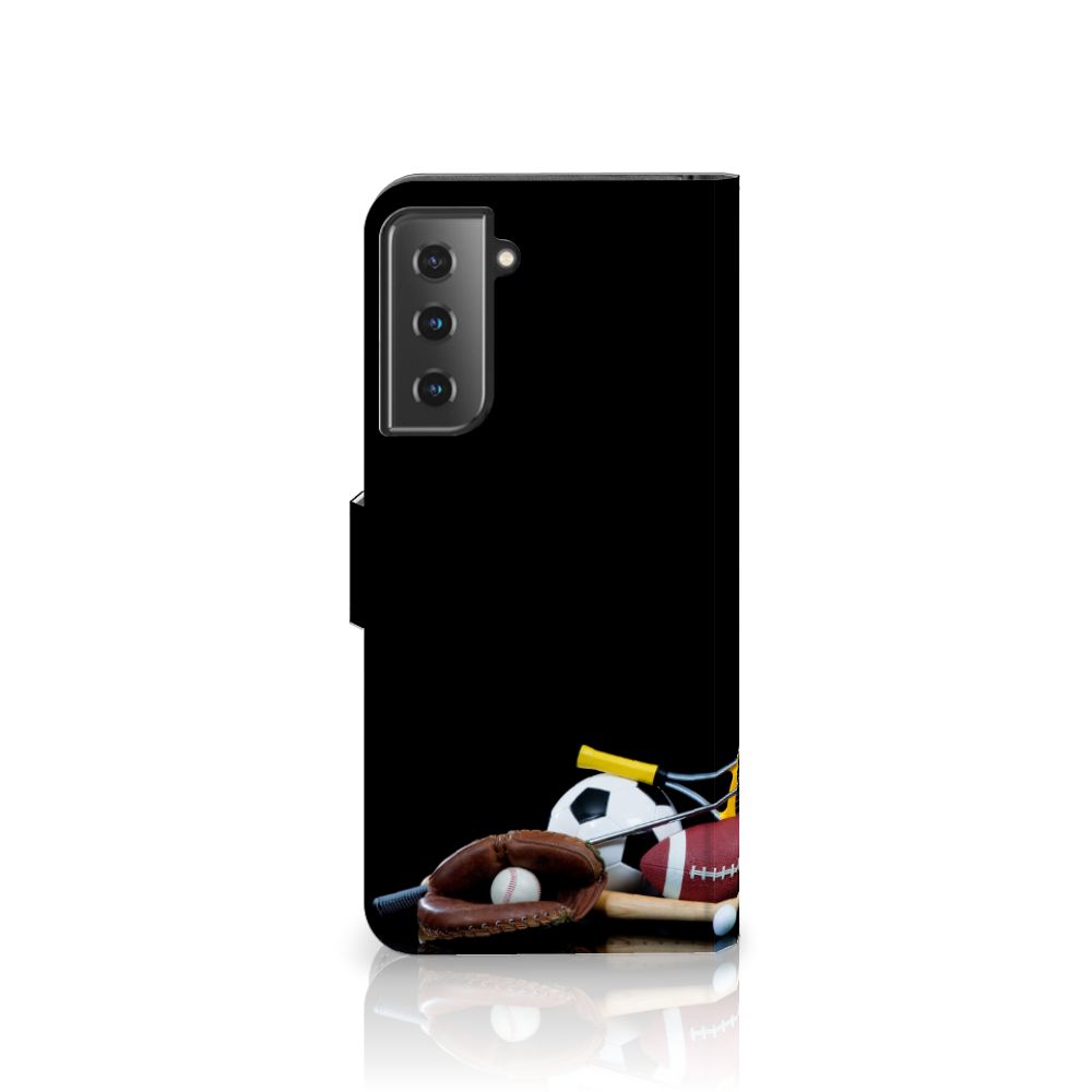 Samsung Galaxy S21 Plus Wallet Case met Pasjes Sports met afbeeldingen van diverse sportuitrustingen.