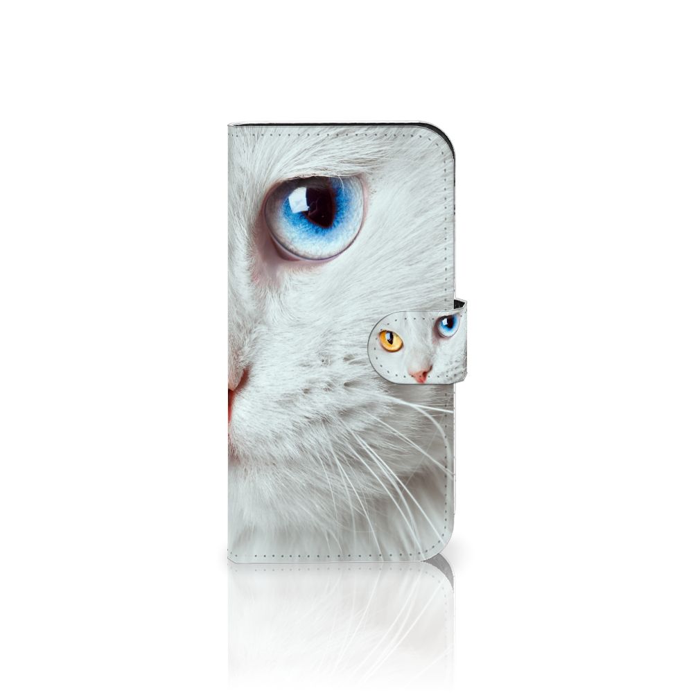 iPhone 15 Pro Telefoonhoesje met Pasjes Witte Kat met uniek oogdesign en magnetisch lipje 🐱
