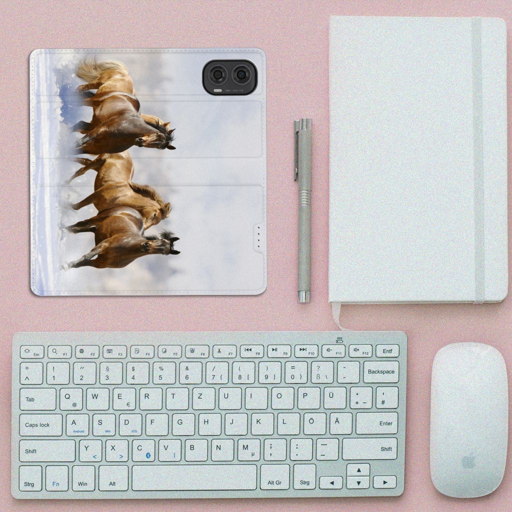 Motorola Moto G24 | G04 | G24 Power Hoesje maken Paarden met paardenprint op een toetsenbord en notitieboekje.