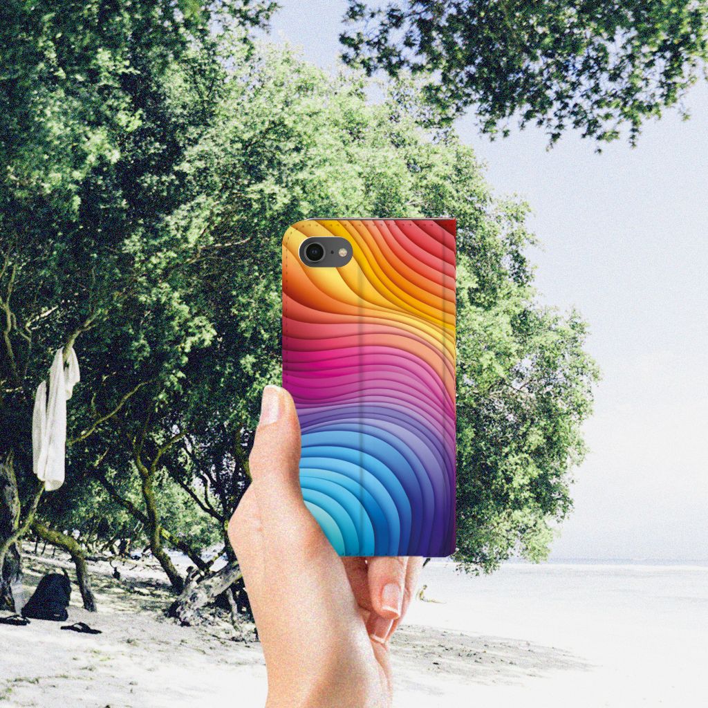 Stand Case voor iPhone 7 | 8 | SE (2020) | SE (2022) Regenboog met kleurrijk golfdesign op strand.