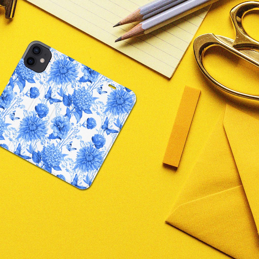Smart Cover voor iPhone 12 Mini Flowers Blue met een prachtig bloemenprint op een gele achtergrond.