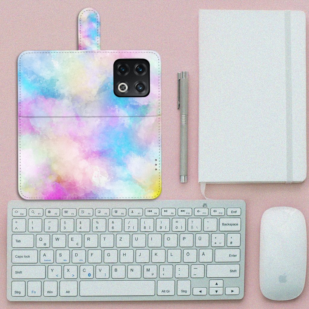 Hoesje OnePlus 10 Pro Watercolor Light met pastelkleuren op een bureau met een toetsenbord en notitieboek.