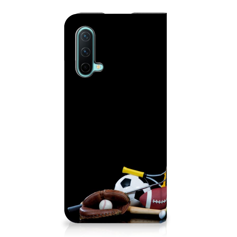 OnePlus Nord CE 5G Hippe Standcase Sports design met verschillende sportballen en accessoires.