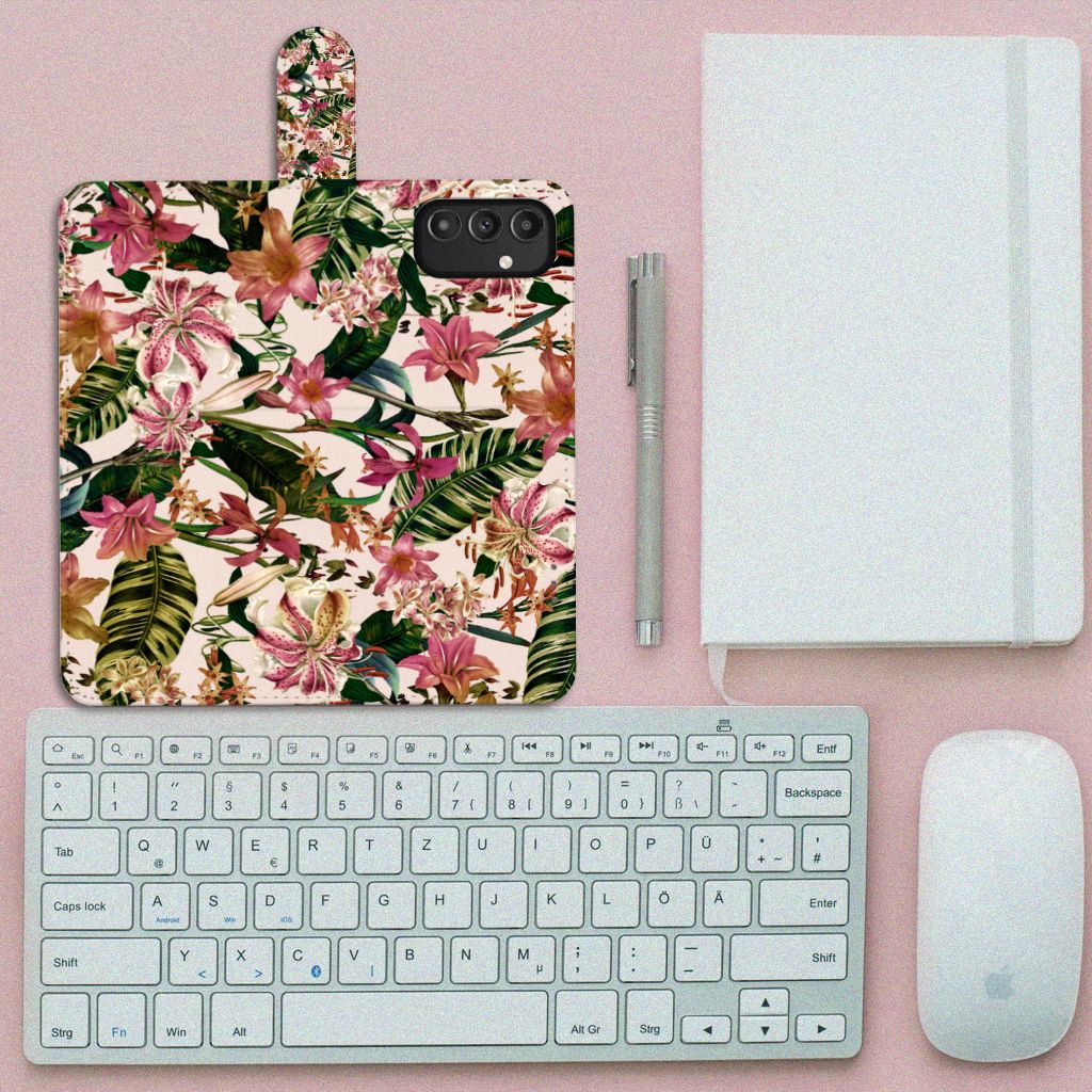 Samsung Galaxy A14 5G Hoesje Flowers met tropisch bloemenontwerp op een bureau met toetsenbord en notitieboekje.