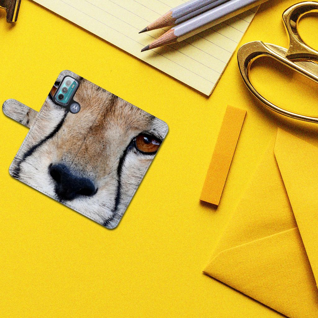 Motorola Moto G60 Telefoonhoesje met Pasjes Cheetah met close-up van cheeta op gele achtergrond.