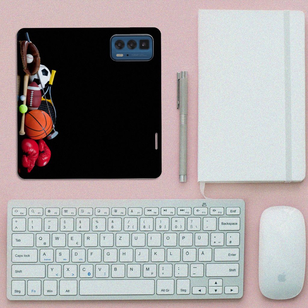 Motorola Edge 20 Pro Hippe Standcase Sports met diverse sportuitrustingen op bureau