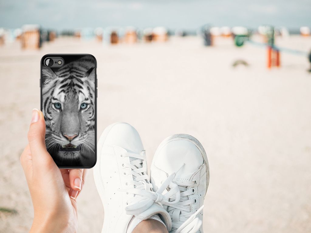 iPhone SE 2022 | SE 2020 | 7/8 Dierenprint Telefoonhoesje Tijger met tijgerontwerp in iemand's hand op strand