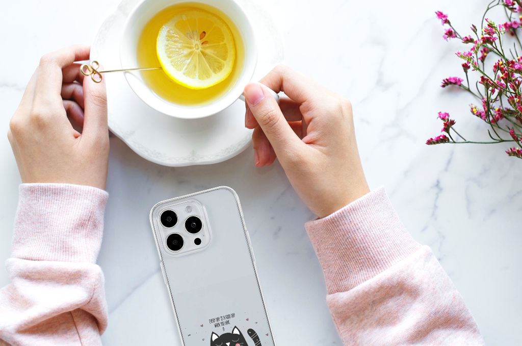 iPhone 15 Pro Max Telefoonhoesje met Naam Cat Good Day met handen en thee met citroen.