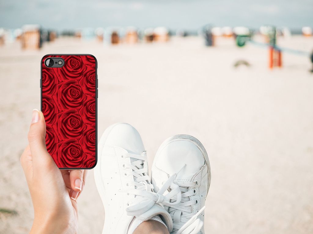 iPhone SE 2022 | SE 2020 | 7/8 Bloemen Hoesje Red Roses in hand on the beach with white sneakers.