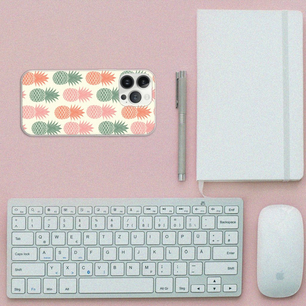 iPhone 13 Pro Max Siliconen Case Ananas op een bureau met een toetsenbord, muis en notitieboekje.