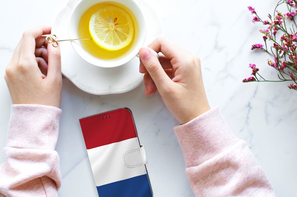 Samsung Galaxy S7 Edge Bookstyle Case Nederlandse Vlag naast een kopje thee met citroen.