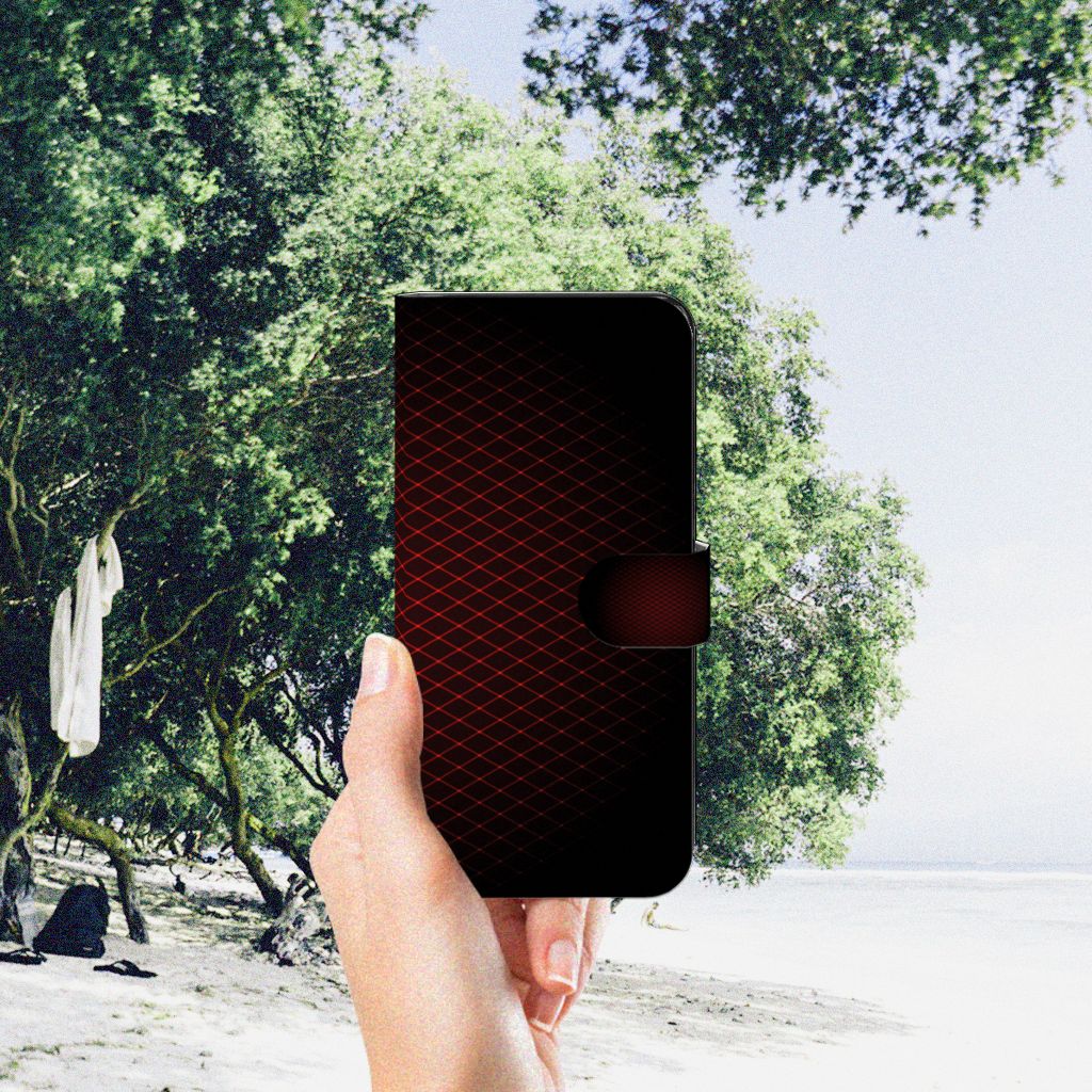 Motorola Moto G73 Telefoon Hoesje Geruit Rood in hand tegen een natuurlijke achtergrond.