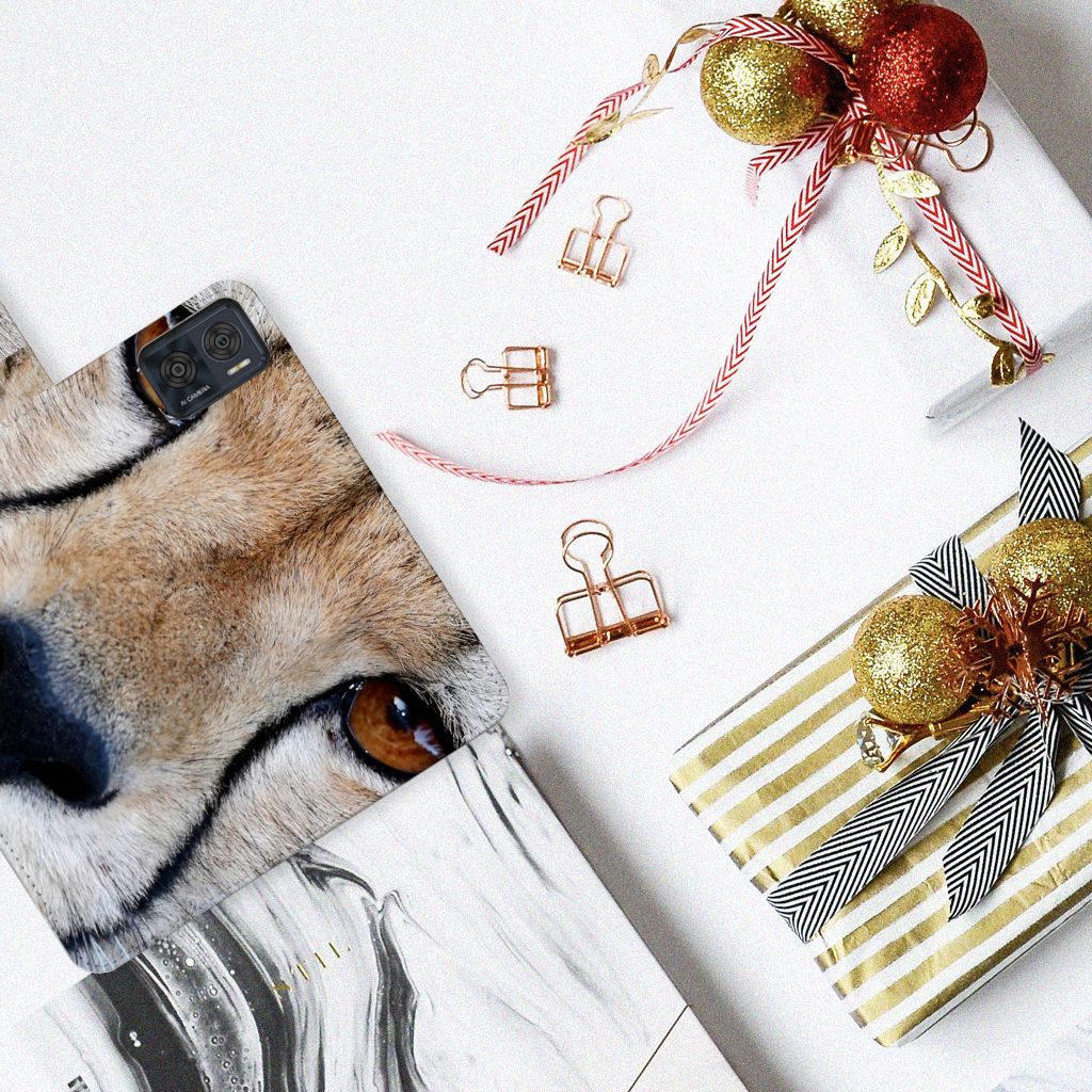 Motorola Moto E22 | E22i Telefoonhoesje met Pasjes Cheetah close-up afbeelding met kerstdecoraties.